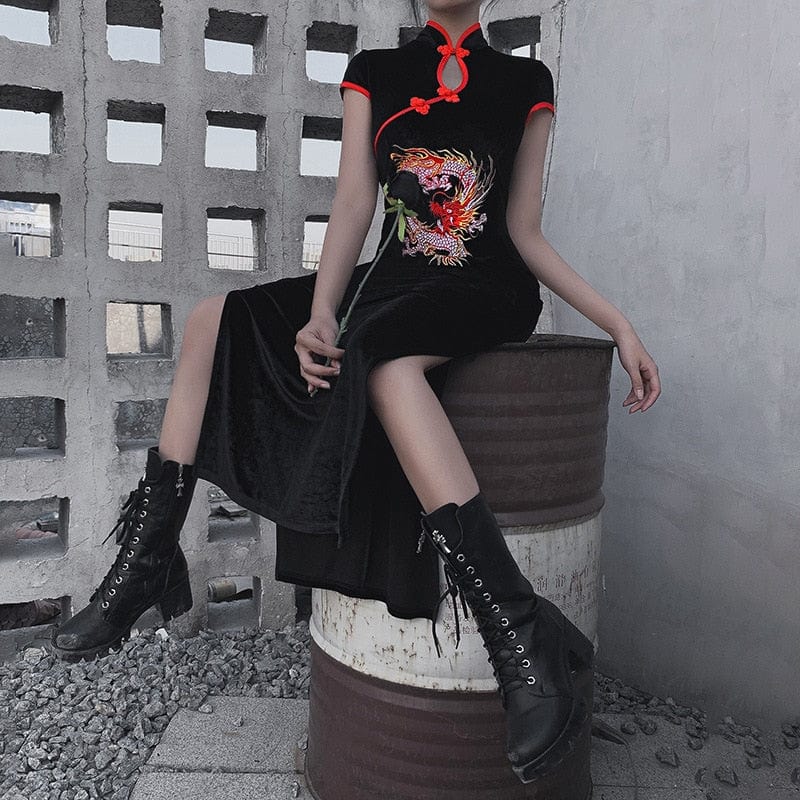 Beautifully Finished Dress in a Timeless Design