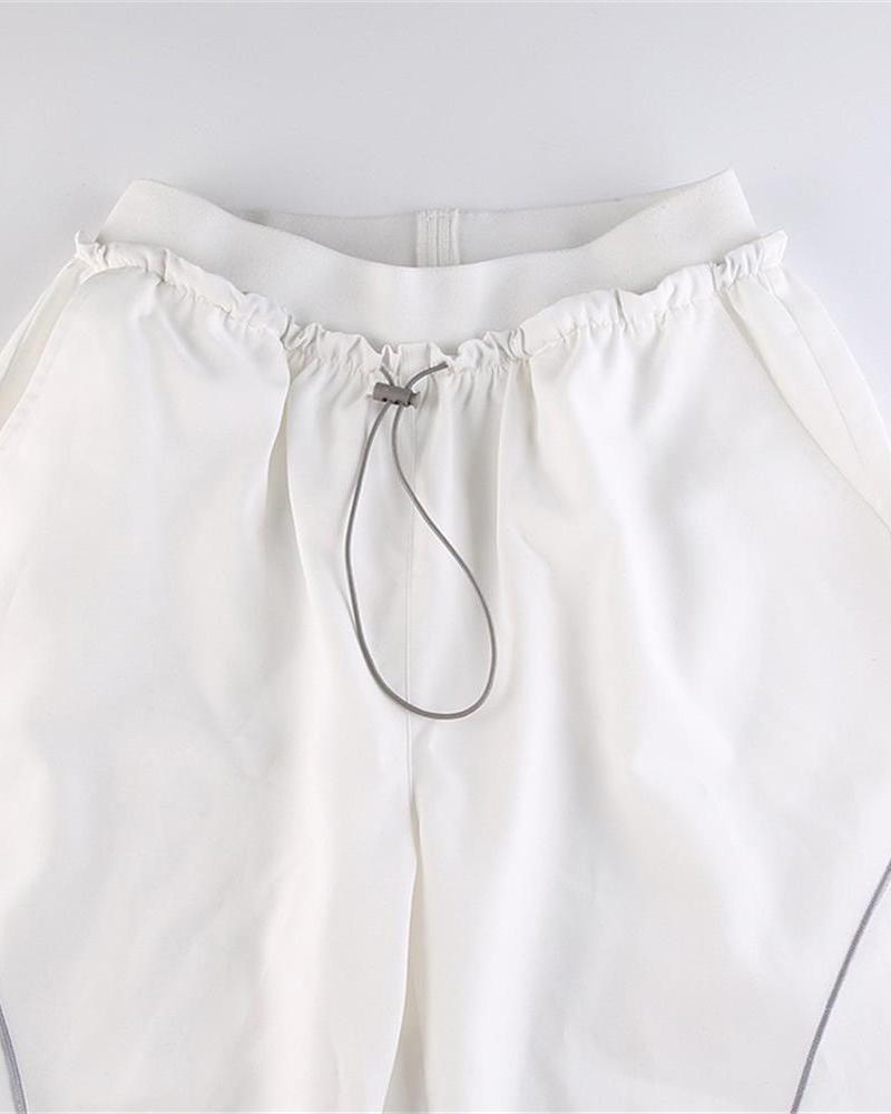 Effortlessly Elegant Pants with a Timeless Design