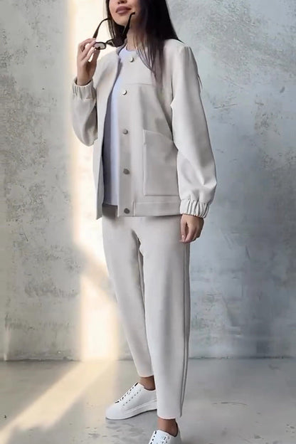 Effortlessly Elegant Pants with a Timeless Design