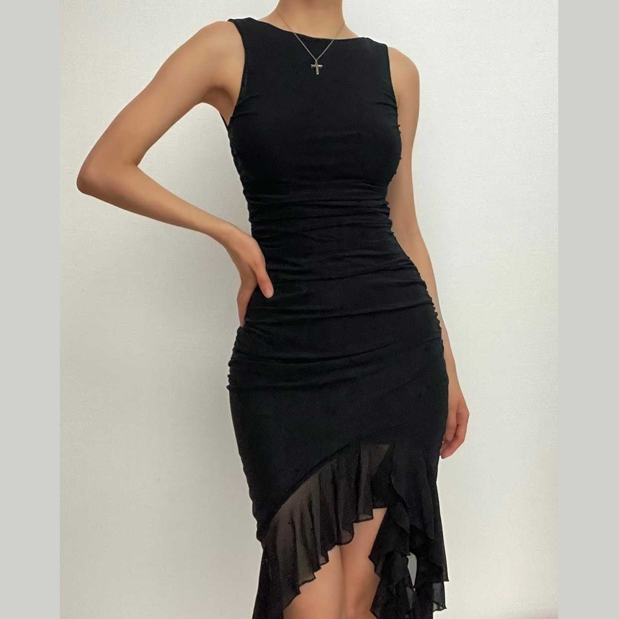 Effortlessly Elegant Dress with a Timeless Design
