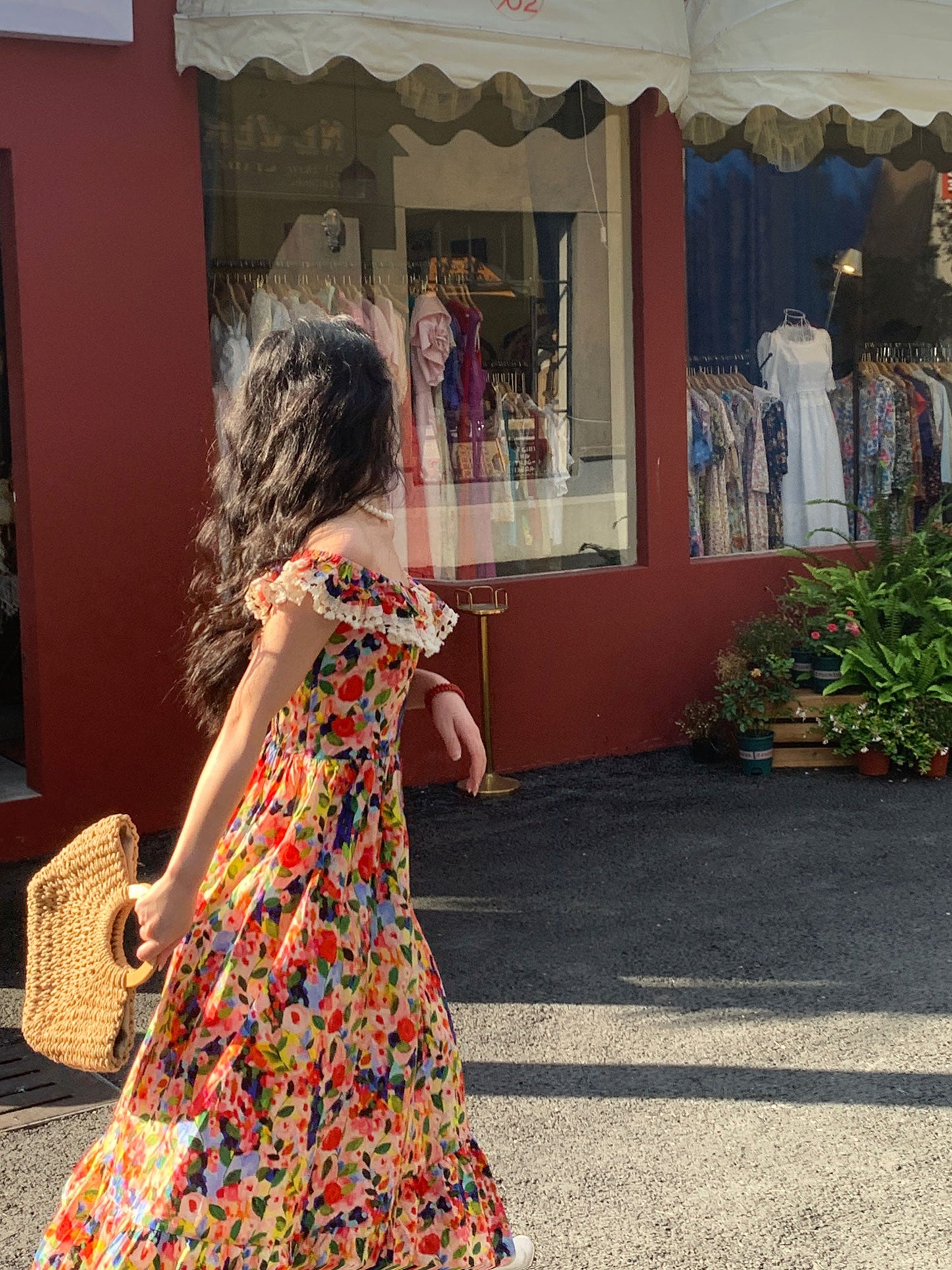 Beautifully Finished Dress in a Timeless Design
