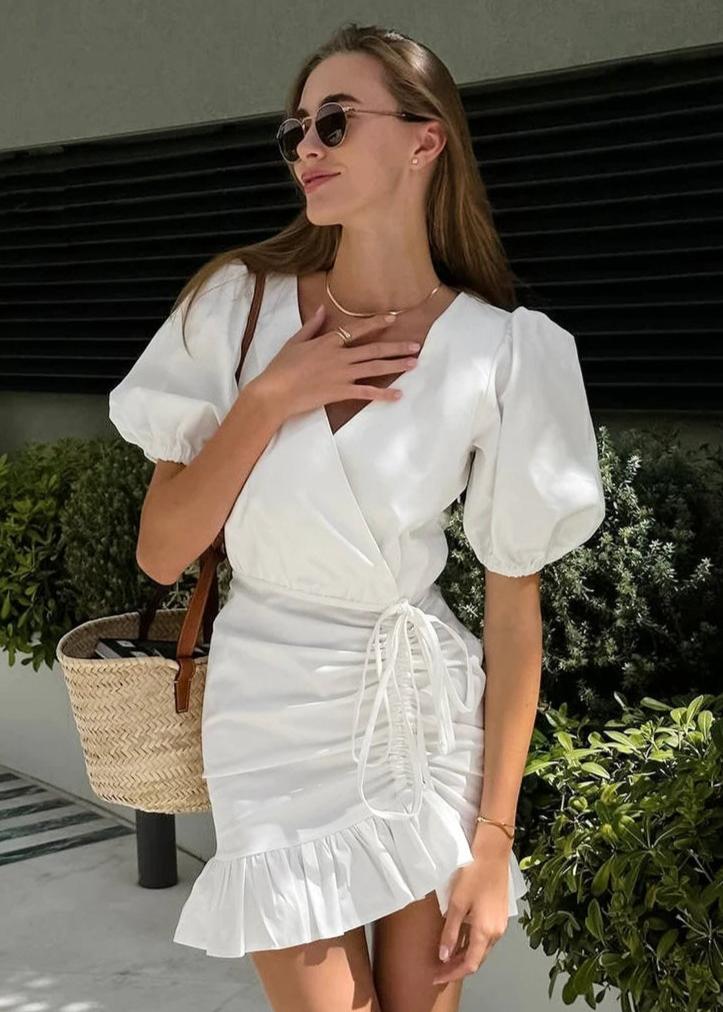 Effortlessly Elegant Dress with a Timeless Design