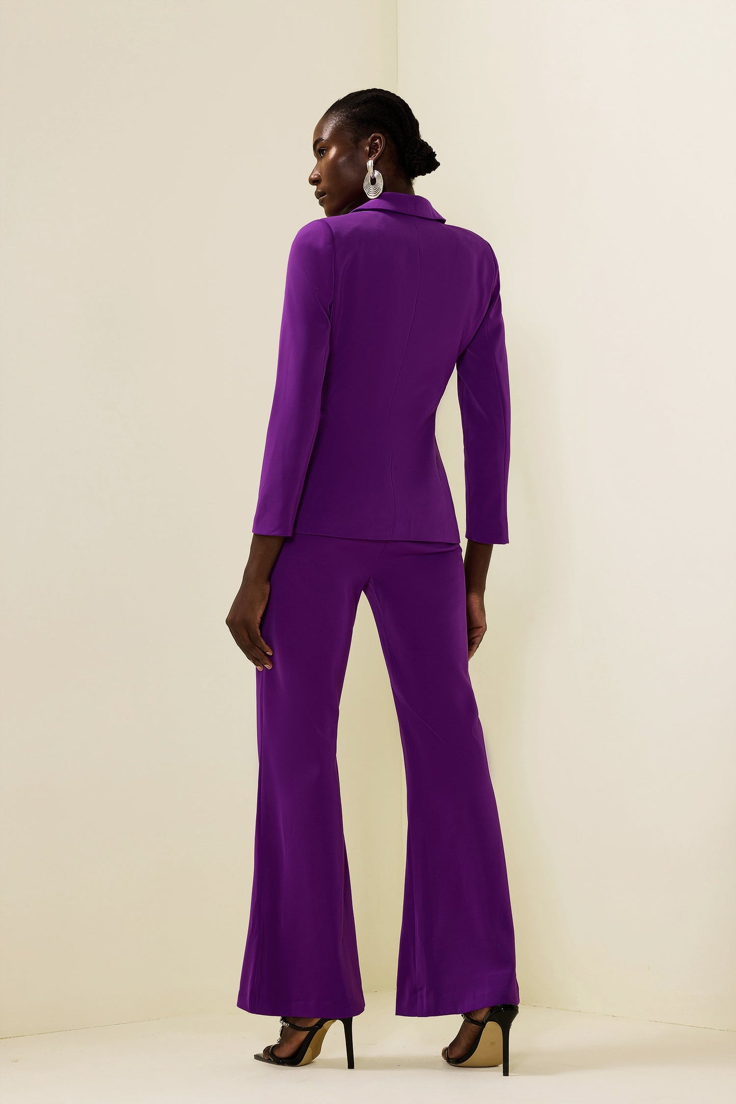 Well Tailored Pants with a Graceful Silhouette