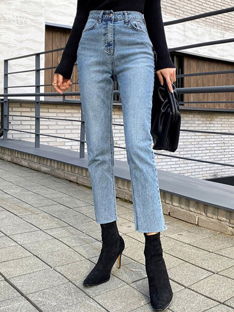 Well Tailored Trousers with a Graceful Silhouette