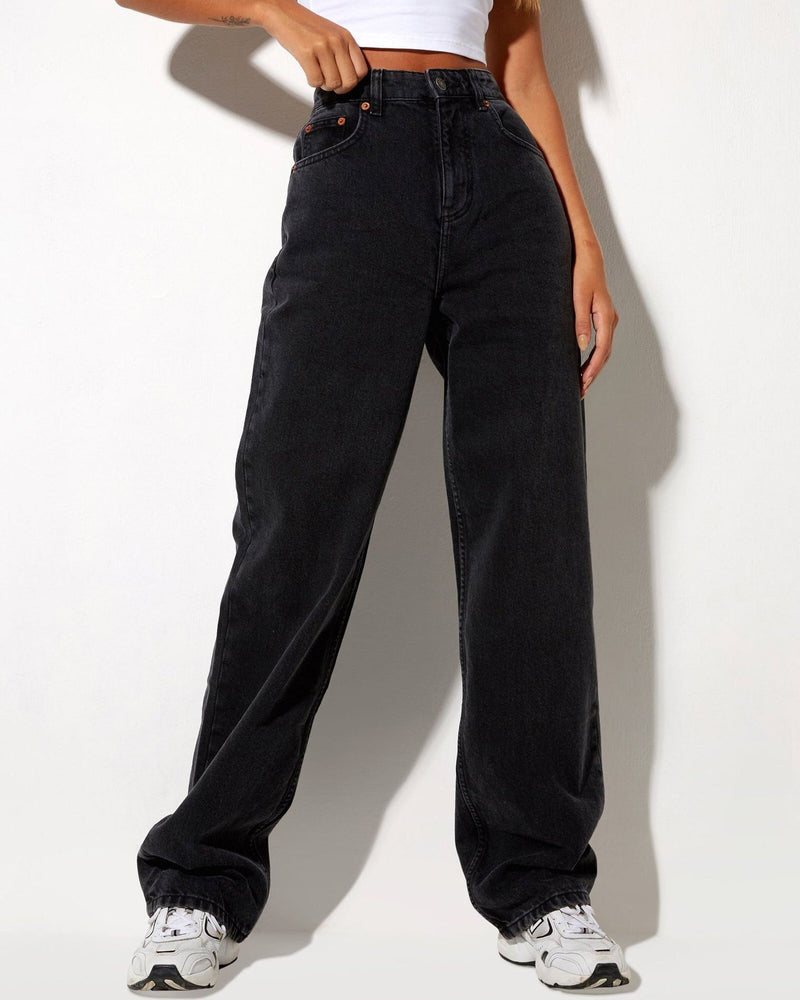 Effortlessly Elegant Pants with a Timeless Design