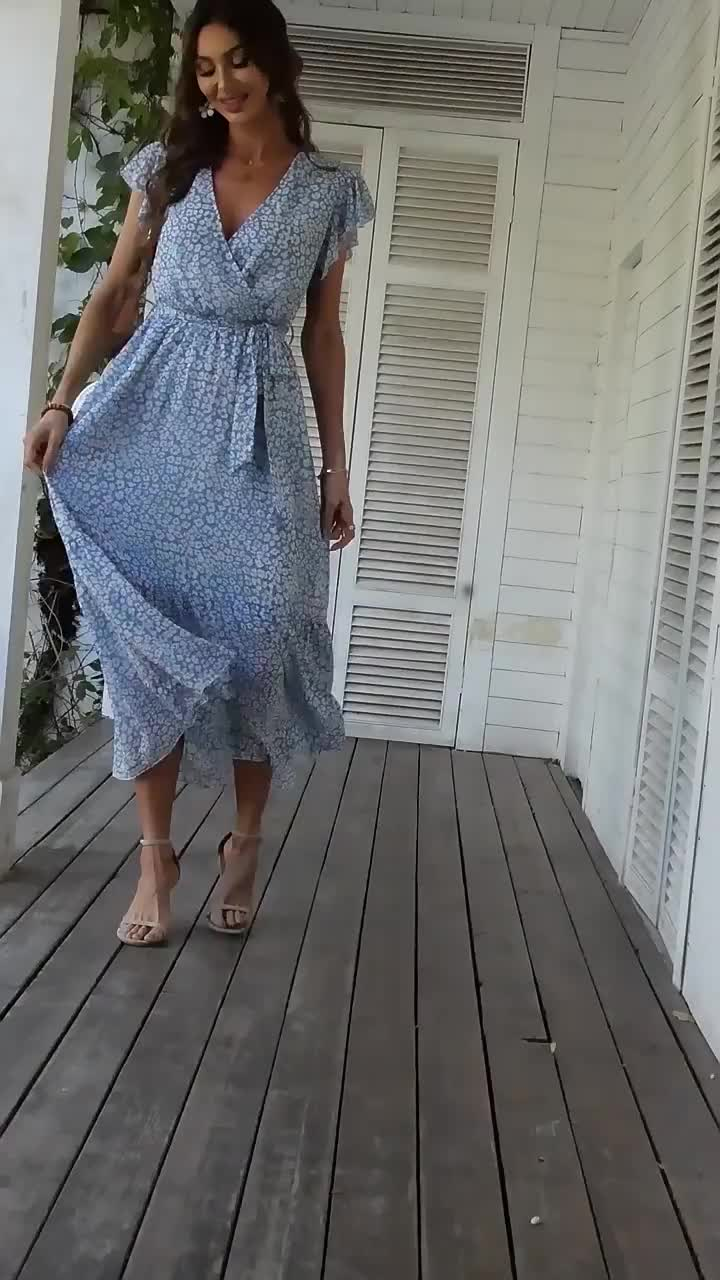 Beautifully Finished Dress in a Timeless Design
