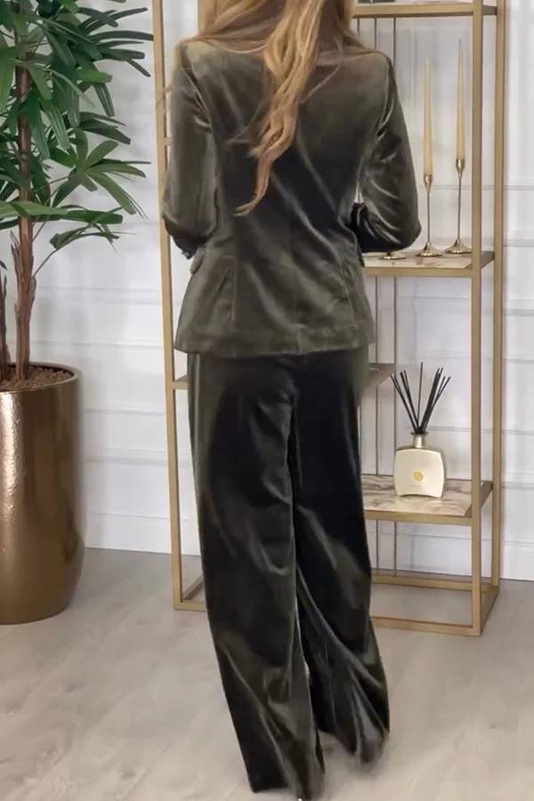 Classic Vintage Pants with a Flattering Fit