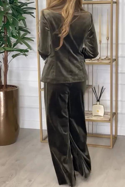 Classic Vintage Pants with a Flattering Fit
