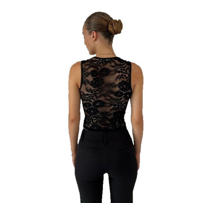 Well Tailored Top with a Graceful Silhouette