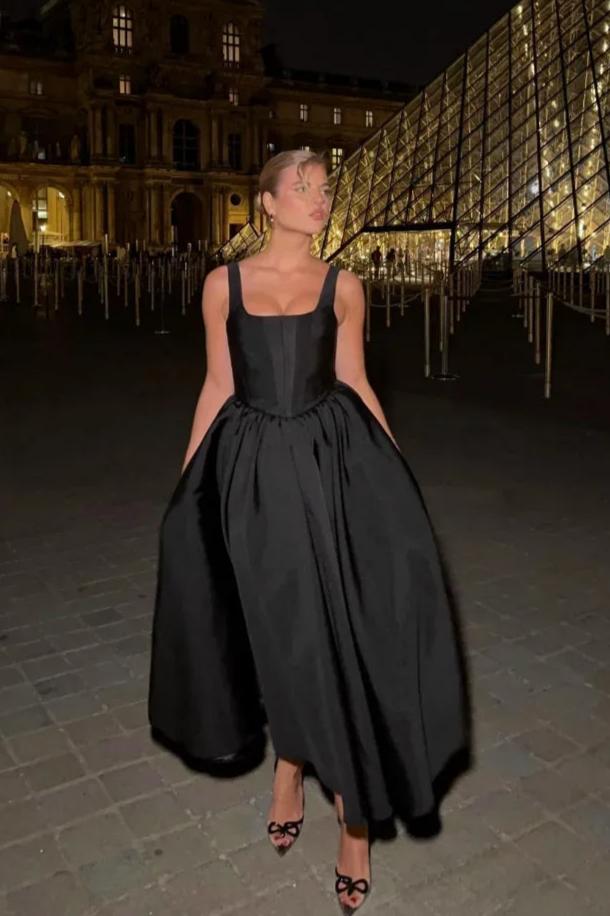 Gracefully Styled Dress for Any Occasion
