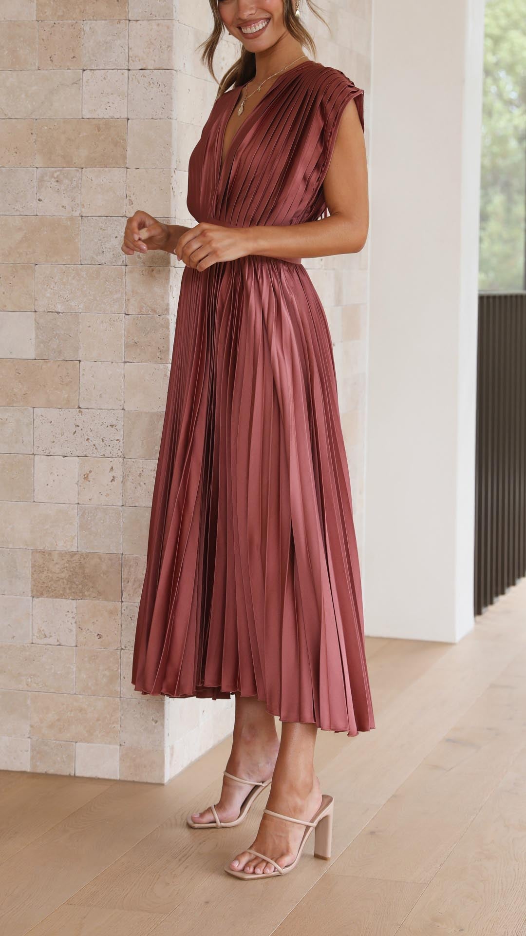 Effortlessly Elegant Dress with a Timeless Design