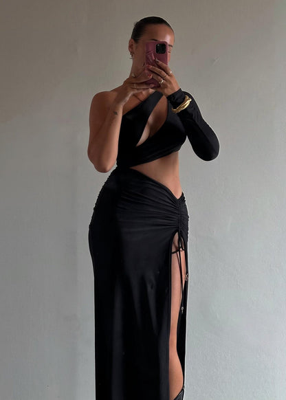 Effortlessly Elegant Dress with a Timeless Design