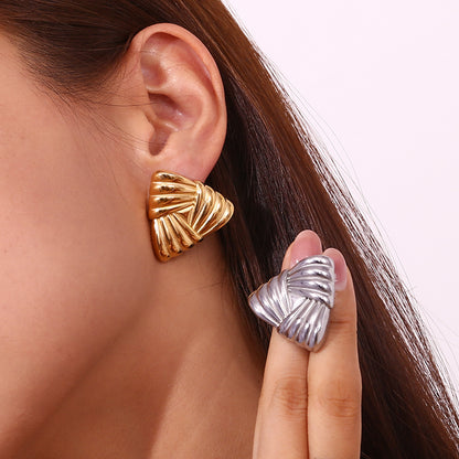 Classic Gold Earring with Timeless Appeal