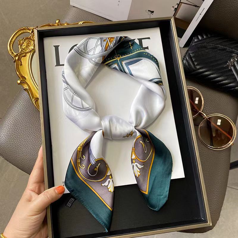 48 Dark Green Border Carriage