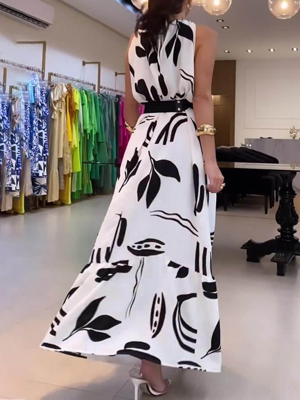 Beautifully Finished Dress in a Timeless Design