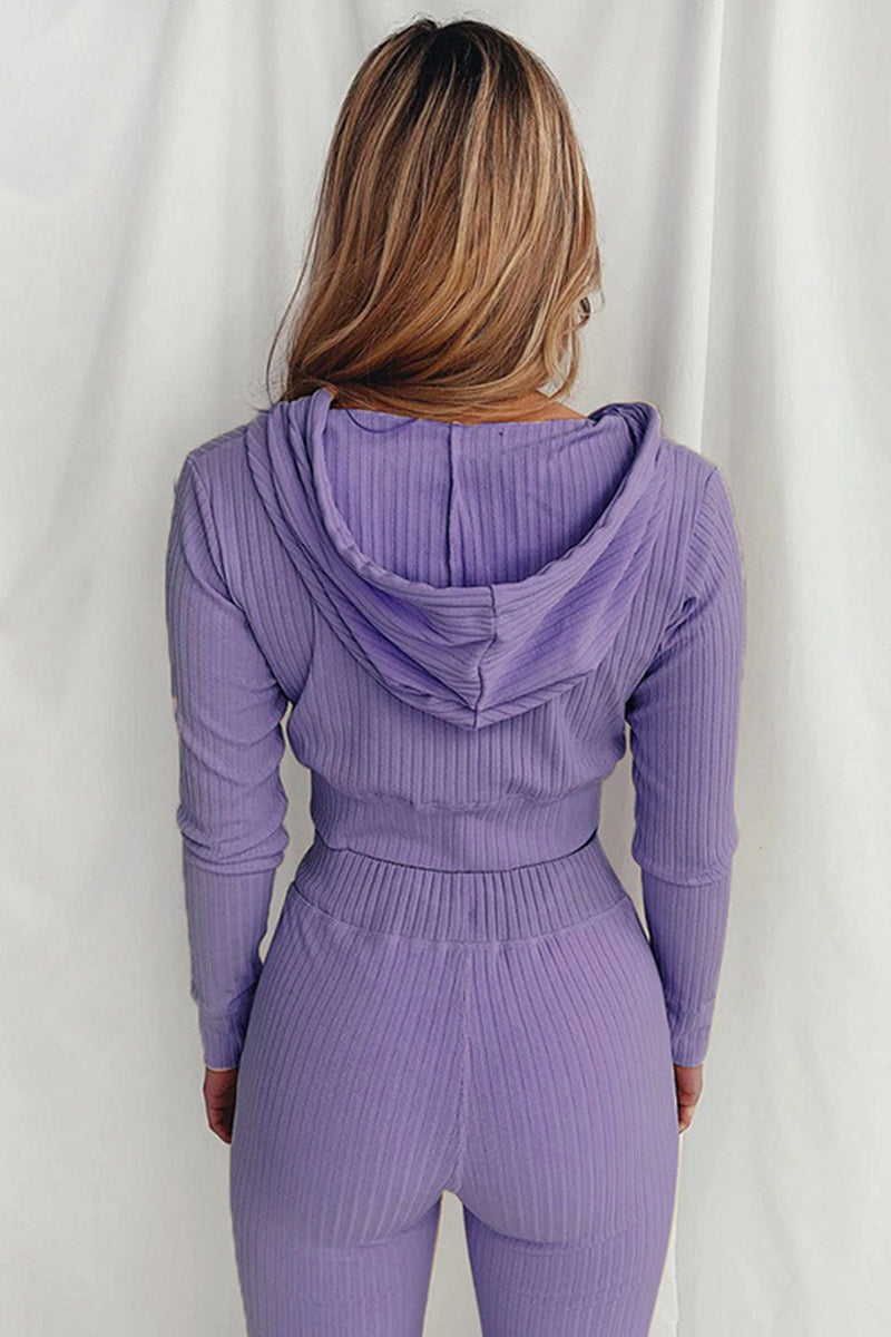 Effortlessly Elegant Pants with a Timeless Design