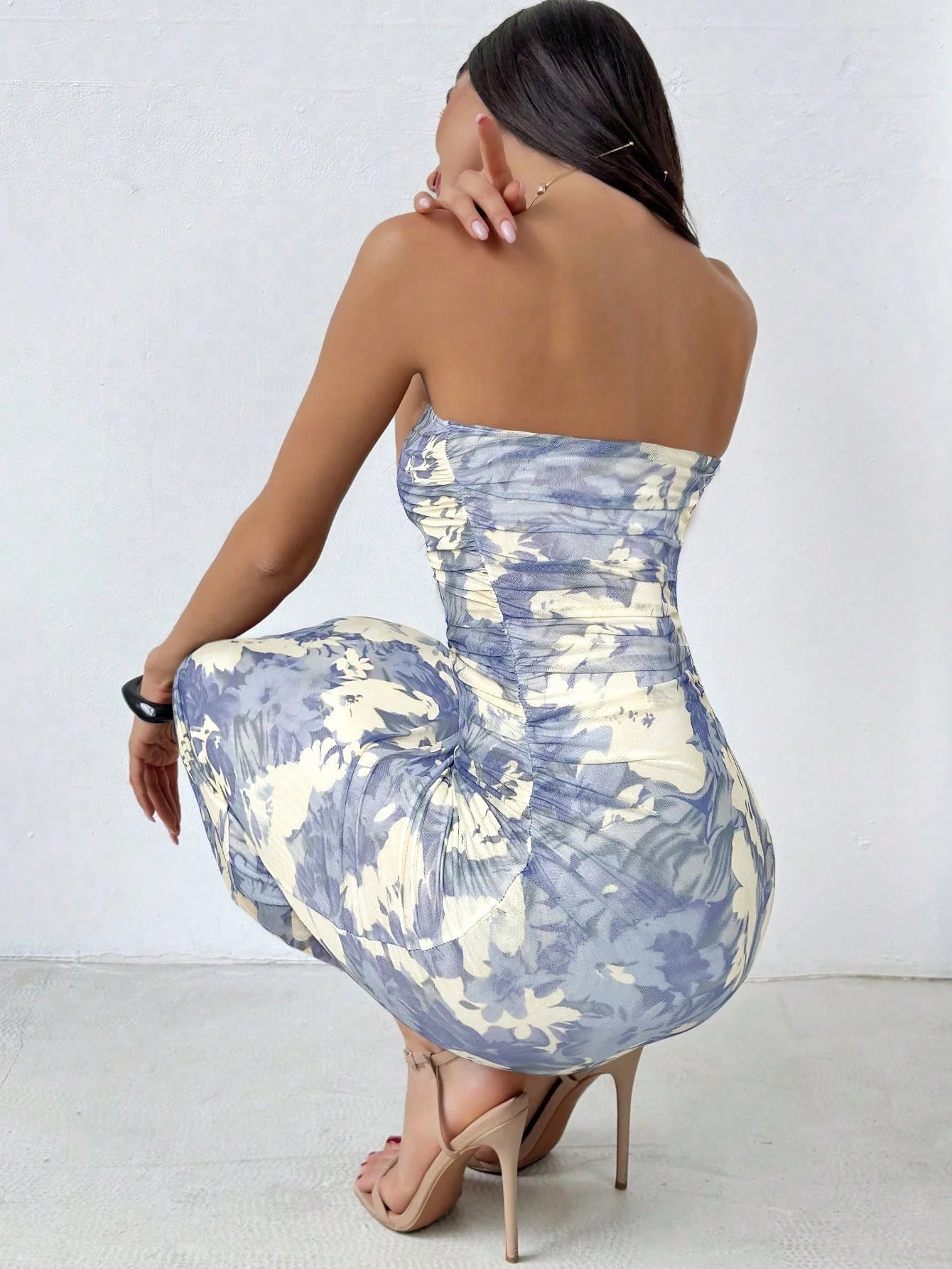 Beautifully Finished Dress in a Timeless Design