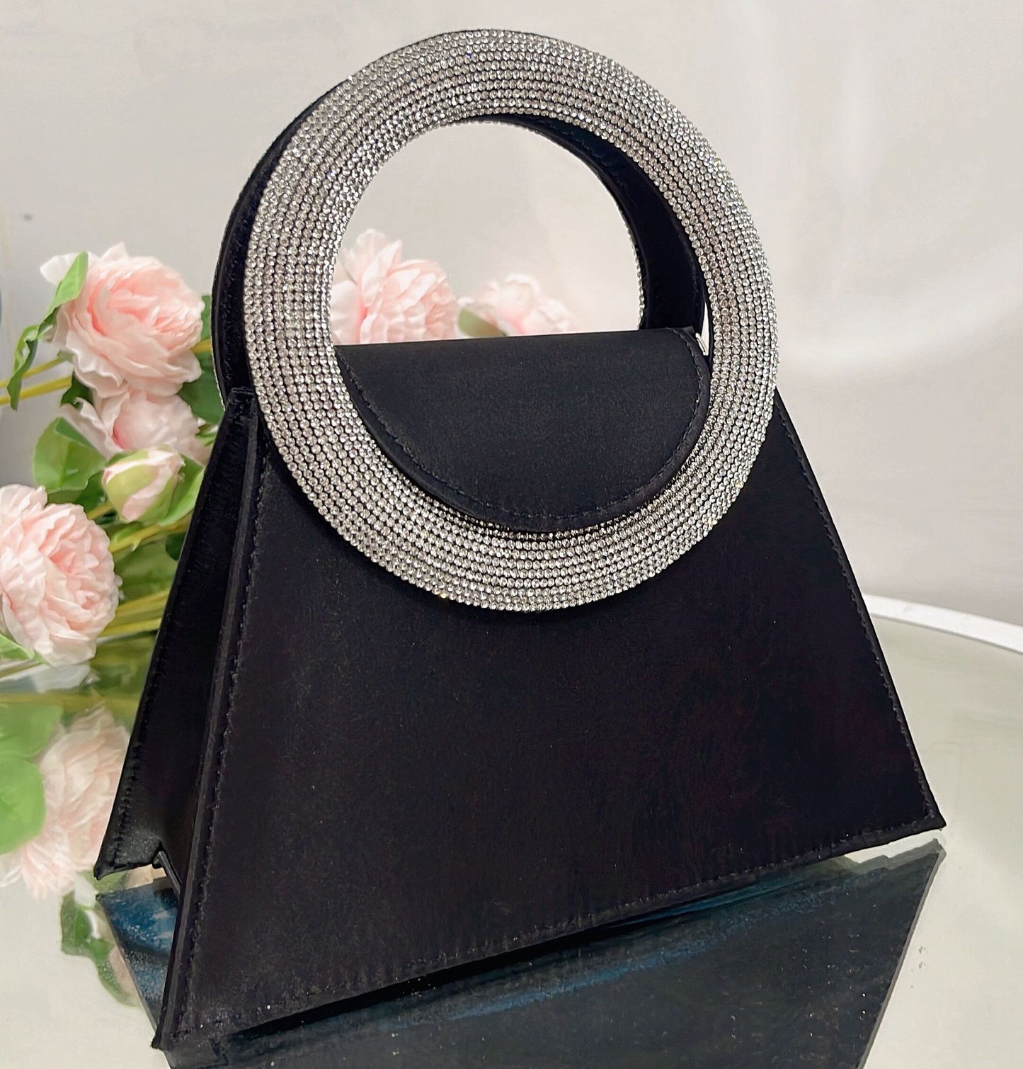 Beautifully Finished Bag in a Timeless Design
