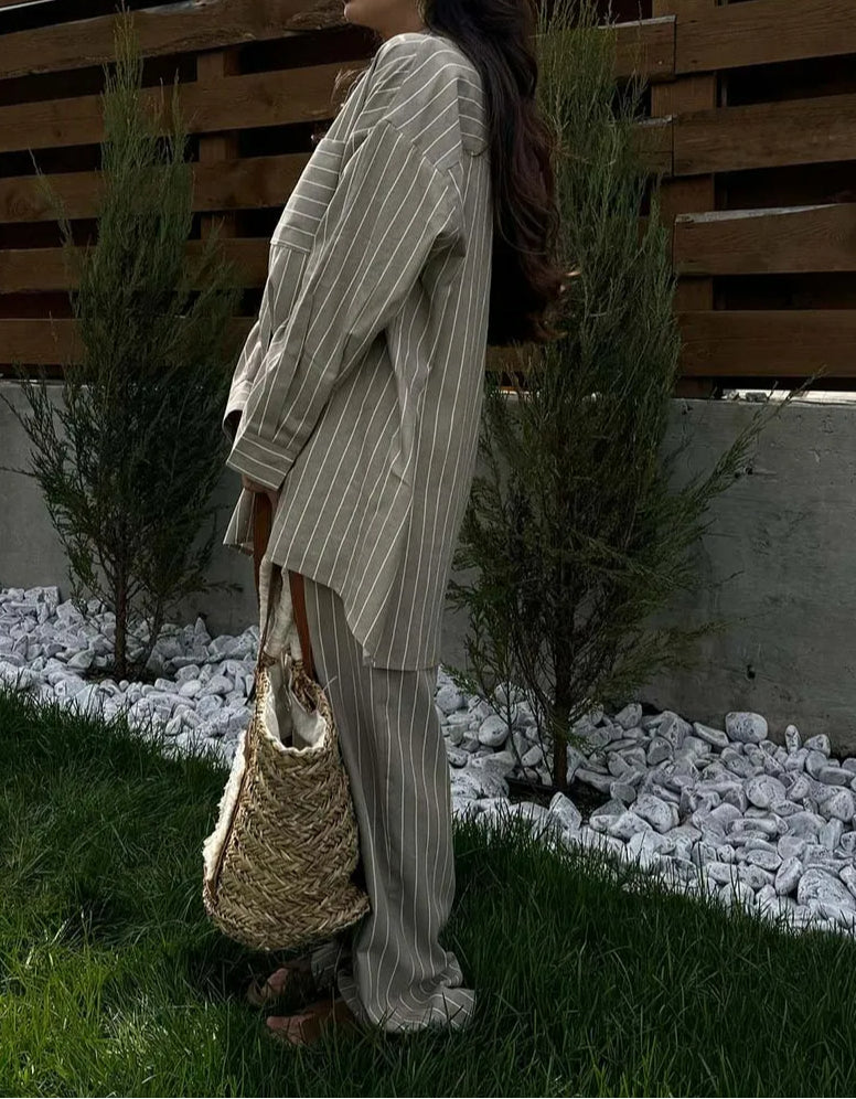 Effortlessly Elegant Pants with a Timeless Design
