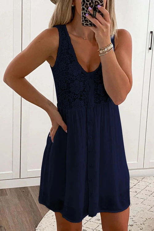 Beautifully Finished Dress in a Timeless Design