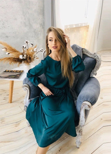 Beautifully Finished Dress in a Timeless Design