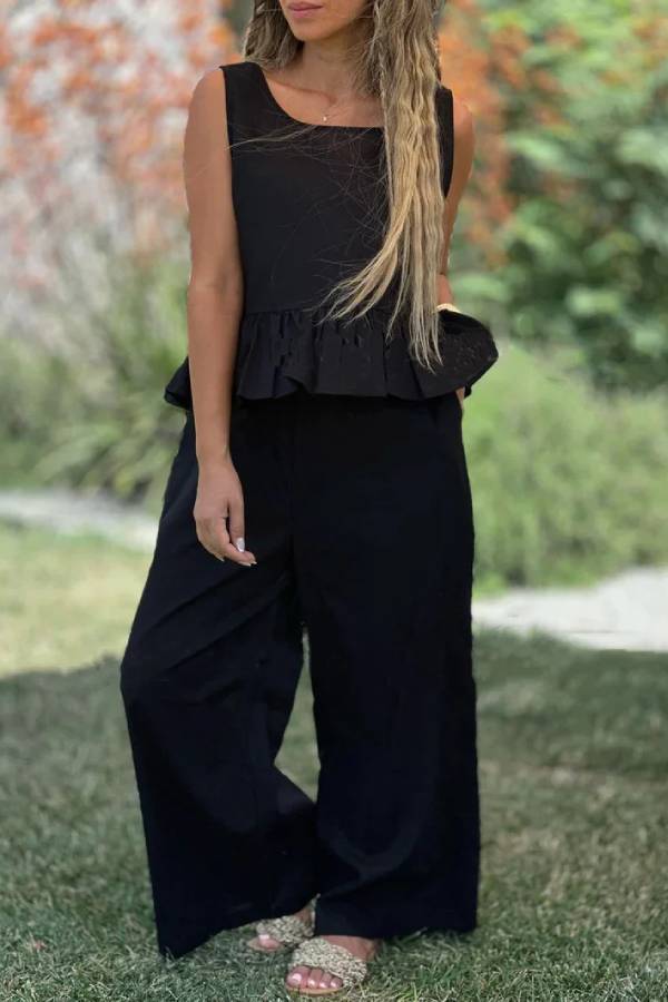 Effortlessly Elegant Pants with a Timeless Design