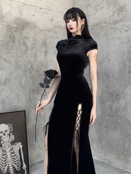 Beautifully Finished Dress in a Timeless Design