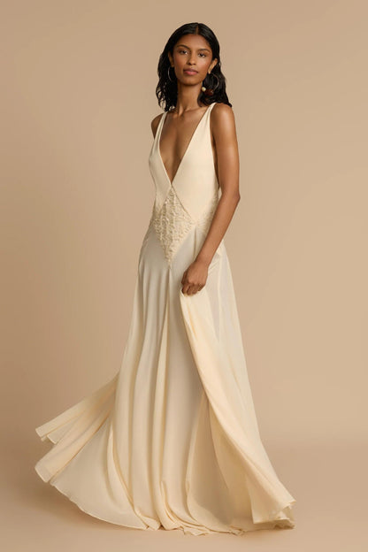 Beautifully Finished Dress in a Timeless Design