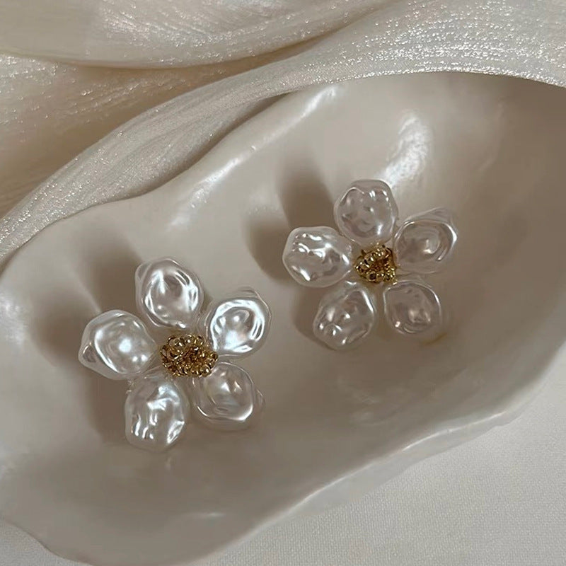 Classic Pearl Earring with Timeless Appeal