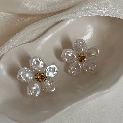 Classic Pearl Earring with Timeless Appeal