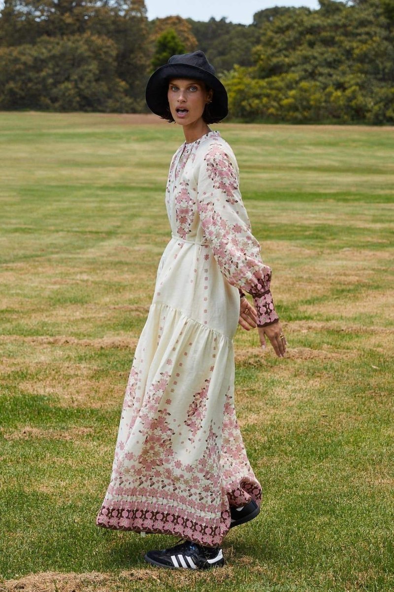 Effortlessly Elegant Dress with a Timeless Design