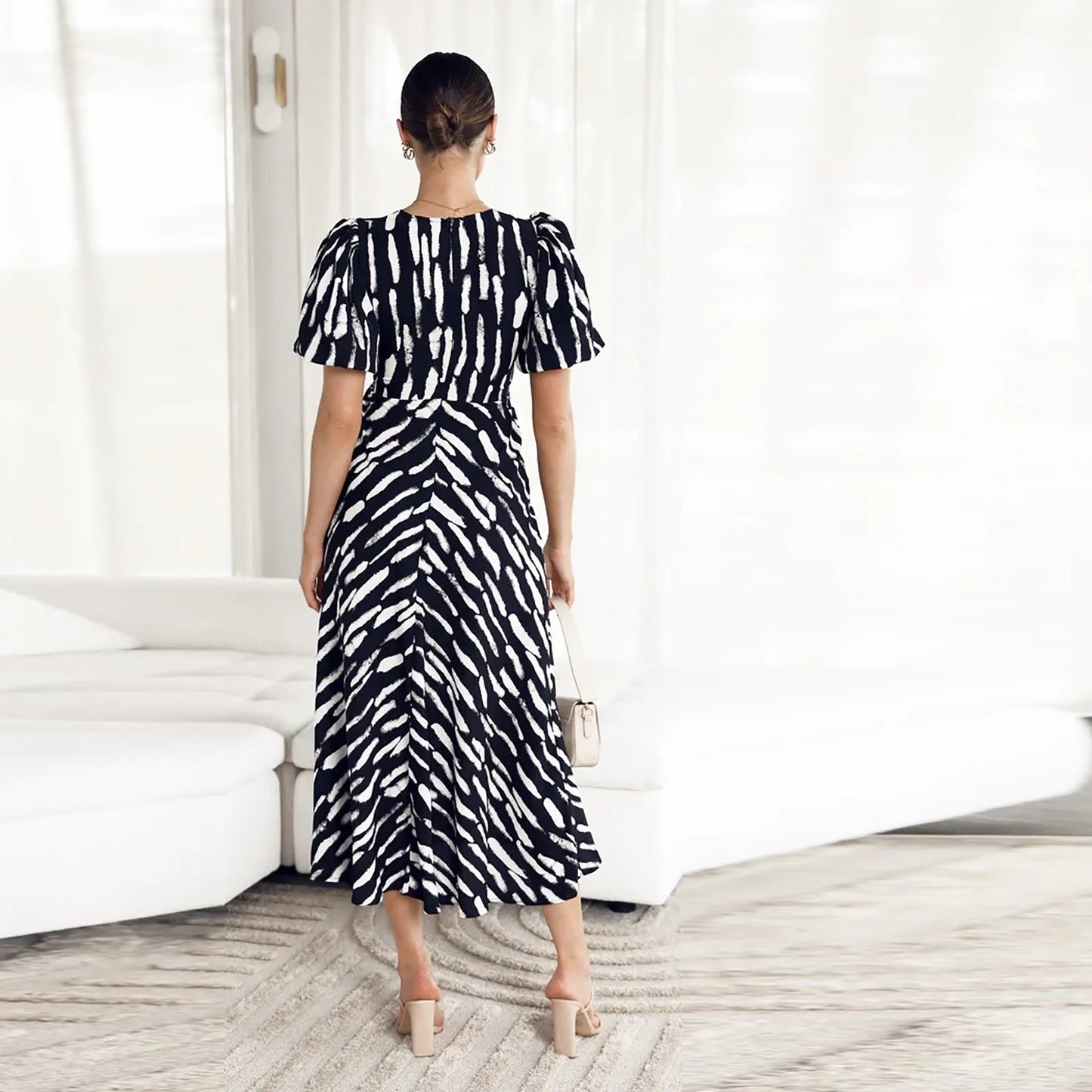 Effortlessly Elegant Dress with a Timeless Design