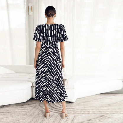 Effortlessly Elegant Dress with a Timeless Design