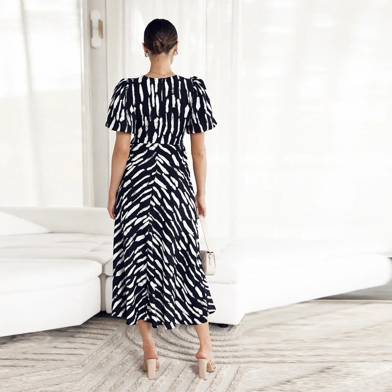 Effortlessly Elegant Dress with a Timeless Design