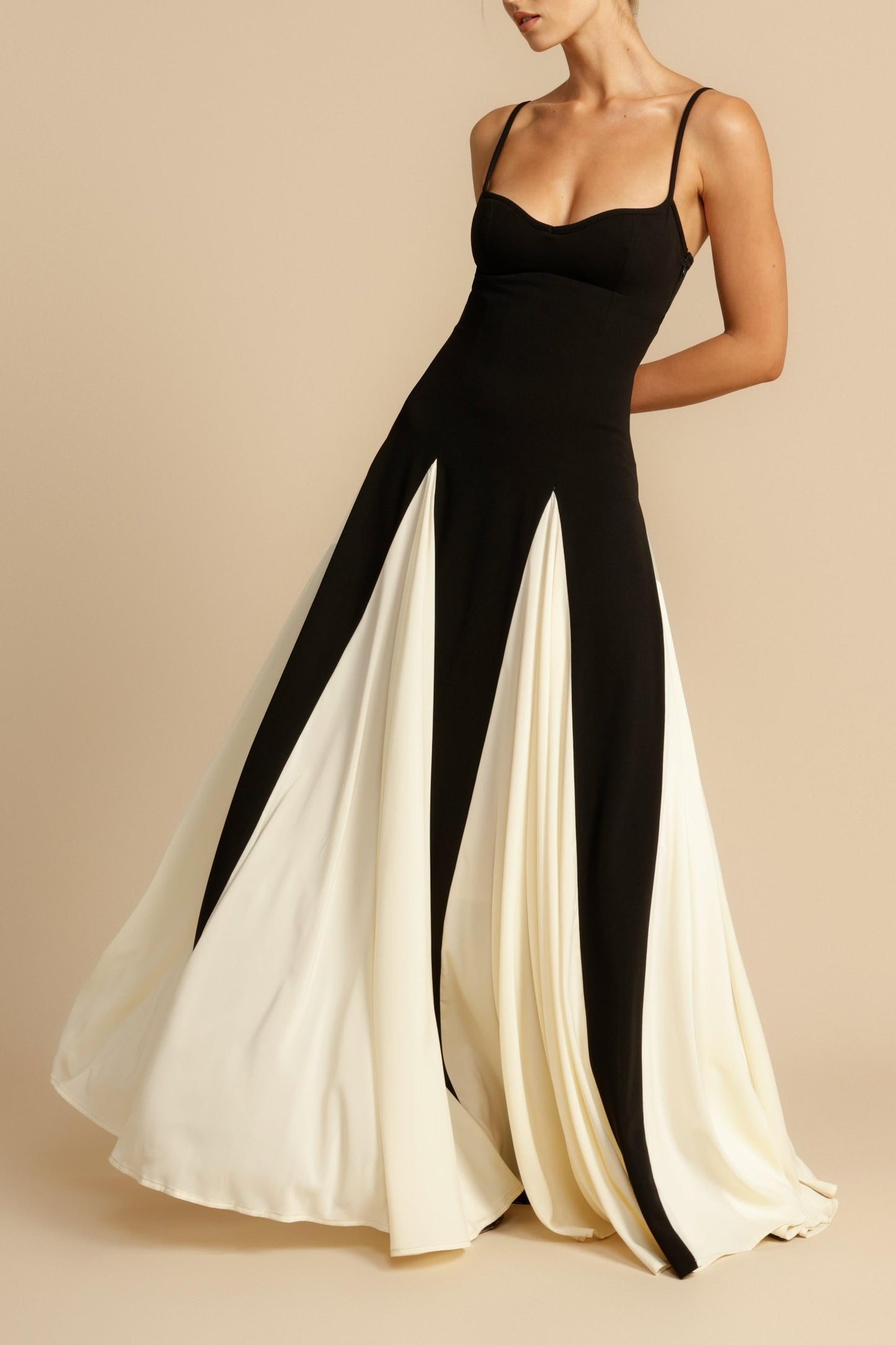 Well Tailored Dress with a Graceful Silhouette