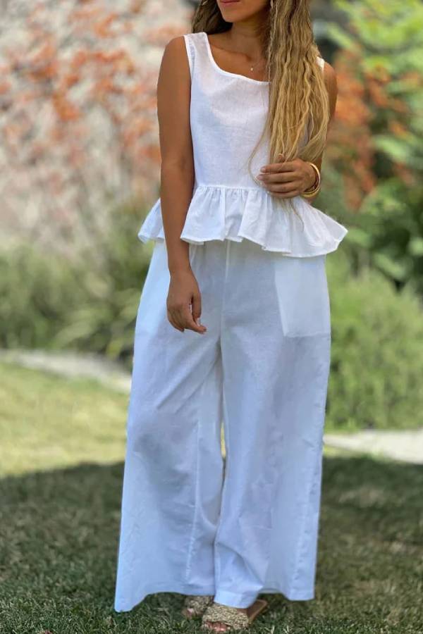 Effortlessly Elegant Pants with a Timeless Design
