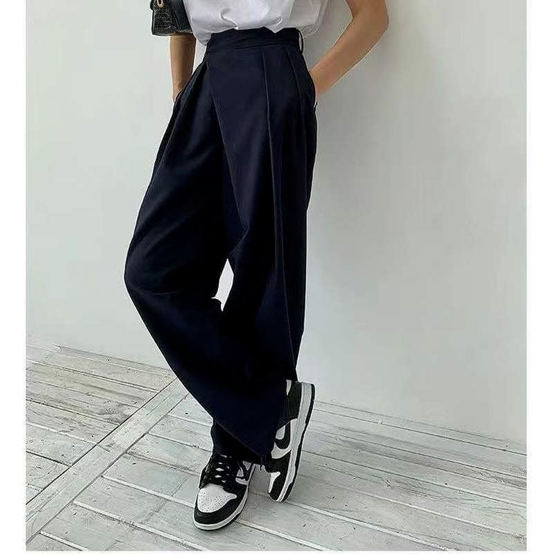 Effortlessly Elegant Pants with a Timeless Design