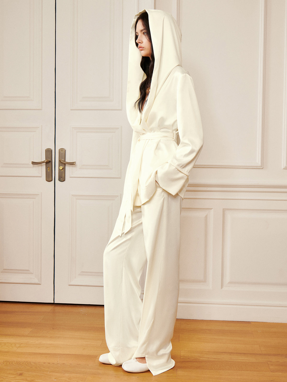 Effortlessly Elegant Pants with a Timeless Design