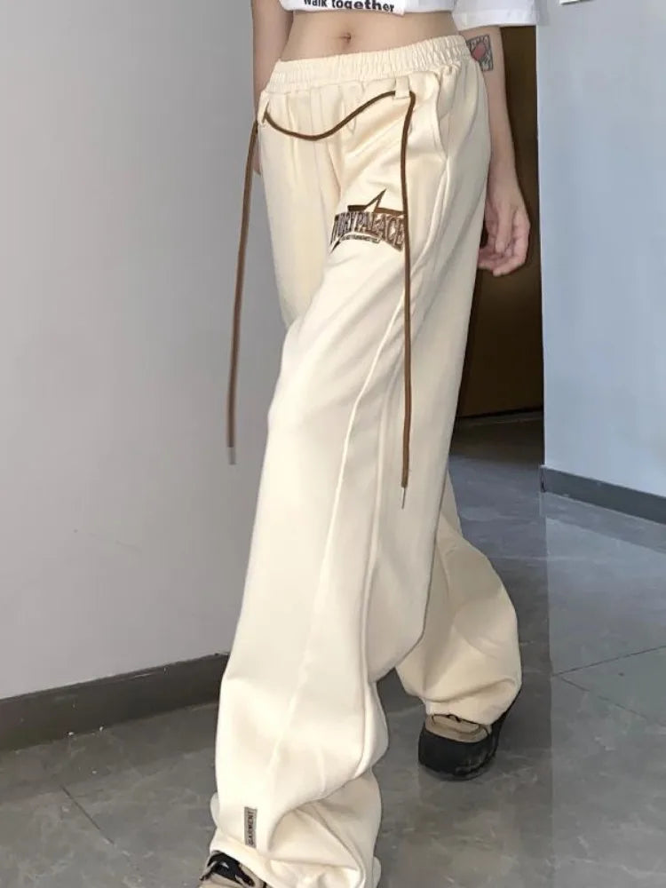 Effortlessly Elegant Pants with a Timeless Design