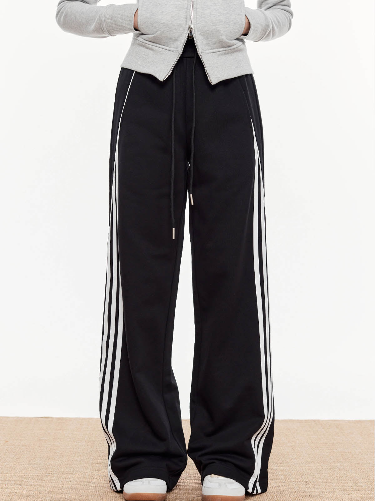 Effortlessly Elegant Pants with a Timeless Design
