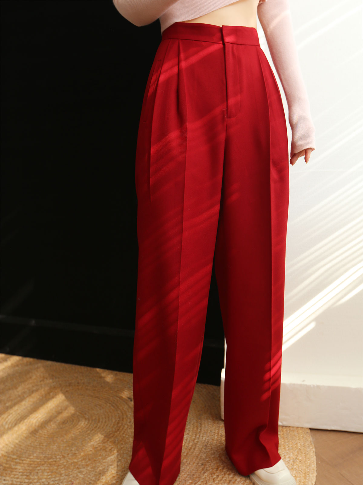 Well Tailored Pants with a Graceful Silhouette