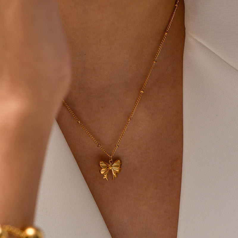 Romantic Gold Necklace for Special Moments