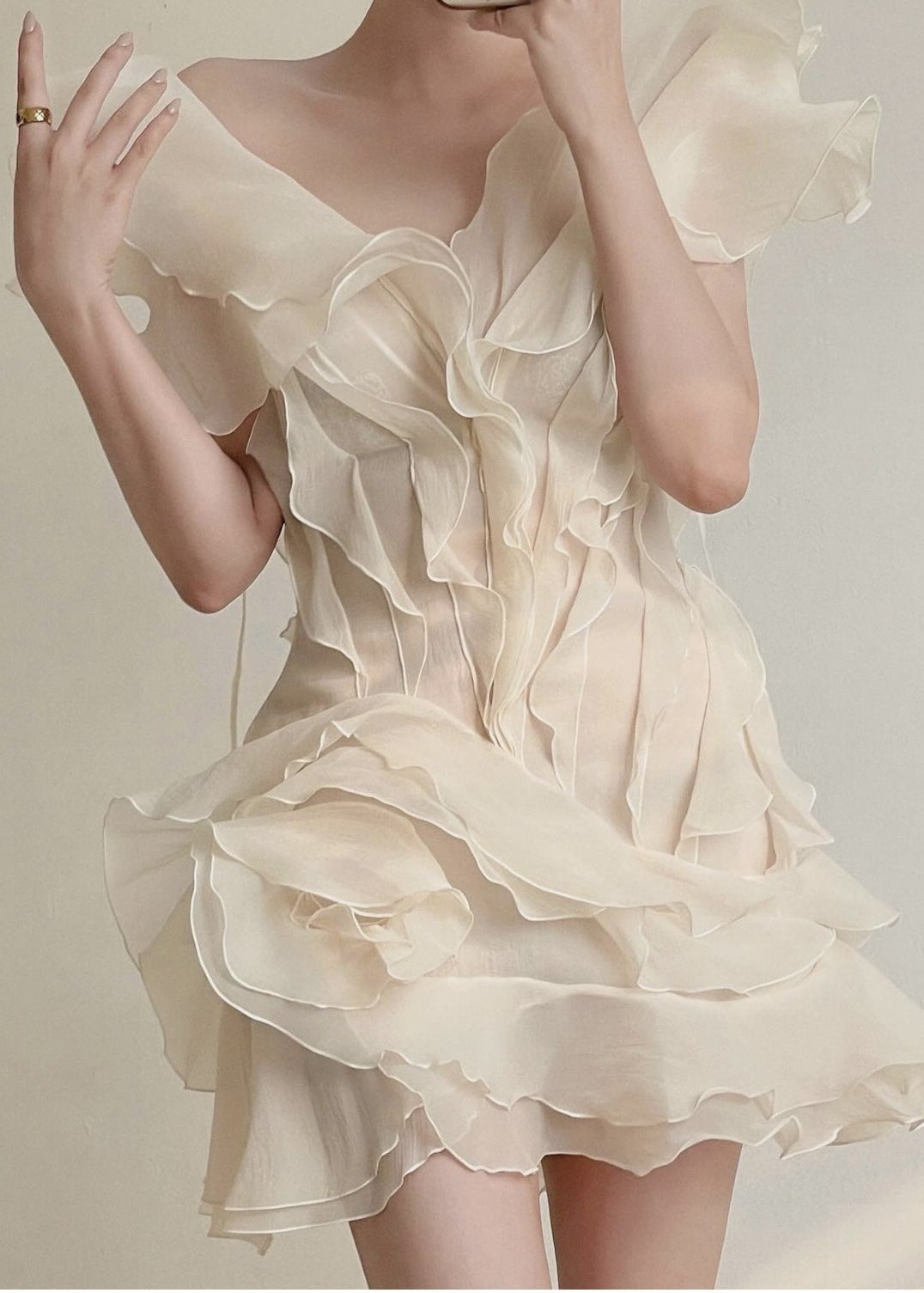 Effortlessly Elegant Dress with a Timeless Design