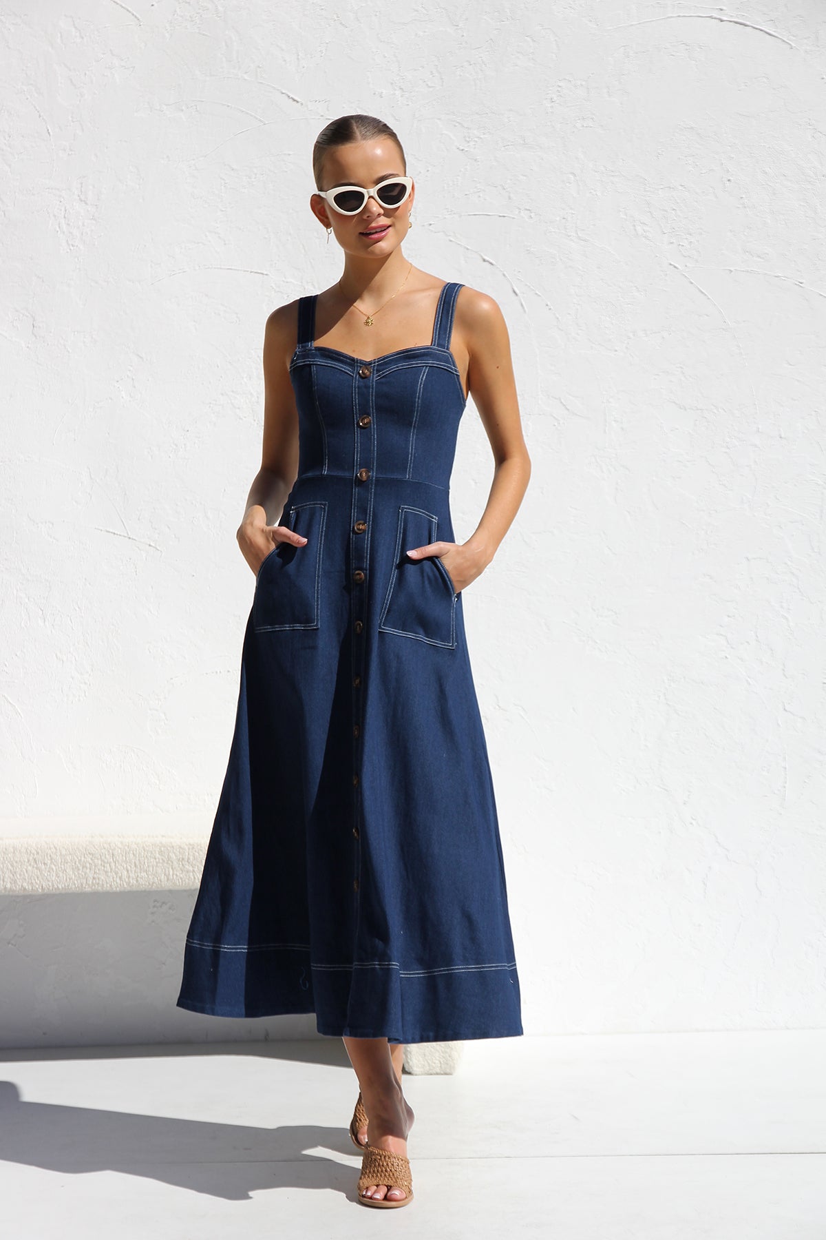 Effortlessly Elegant Dress with a Timeless Design