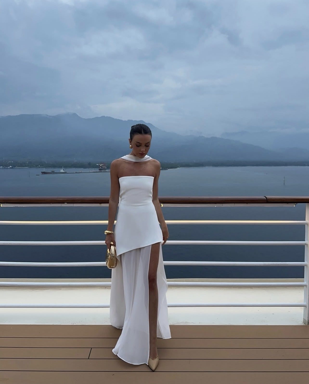 Well Tailored Dress with a Graceful Silhouette