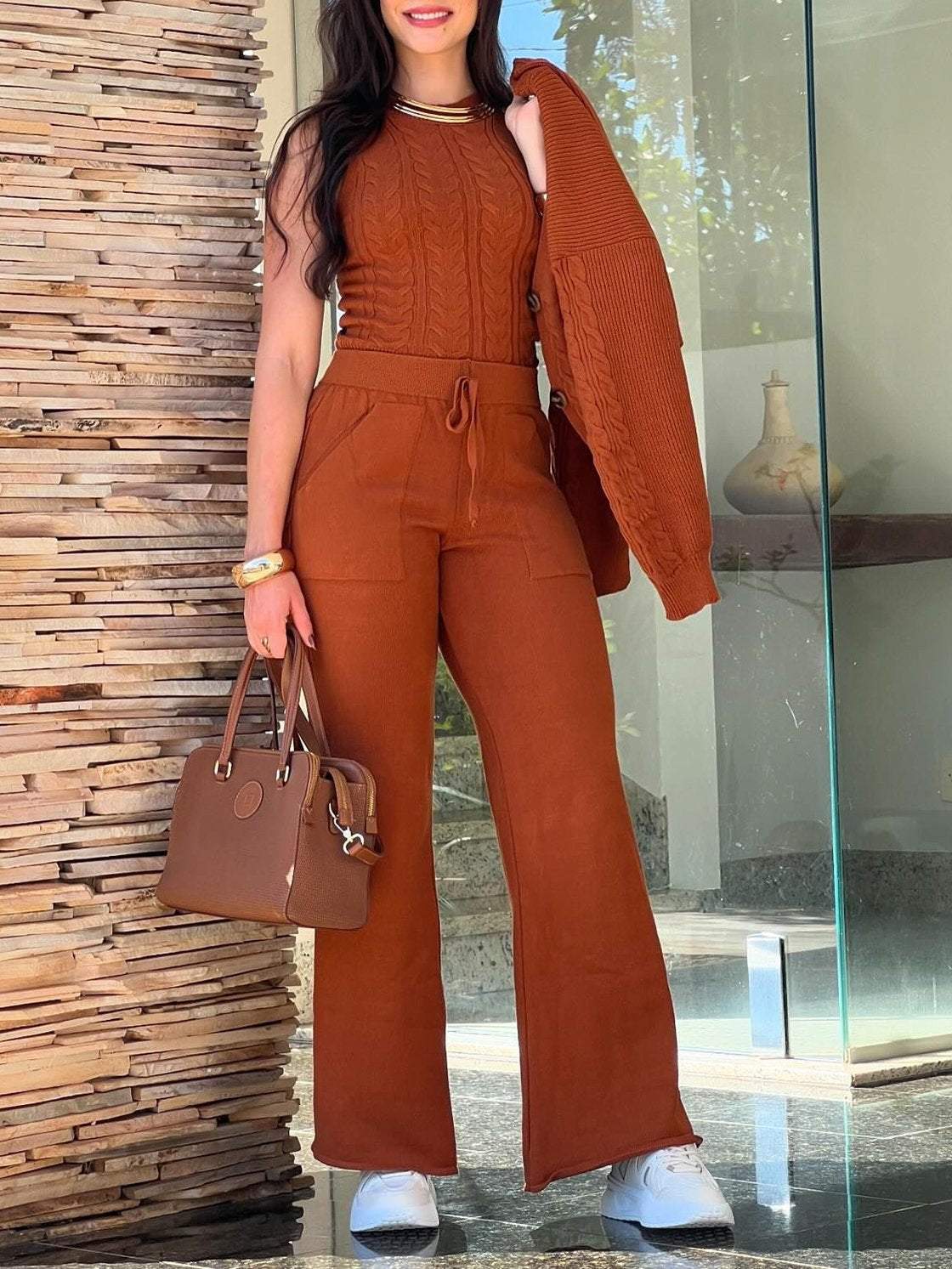 Effortlessly Elegant Pants with a Timeless Design