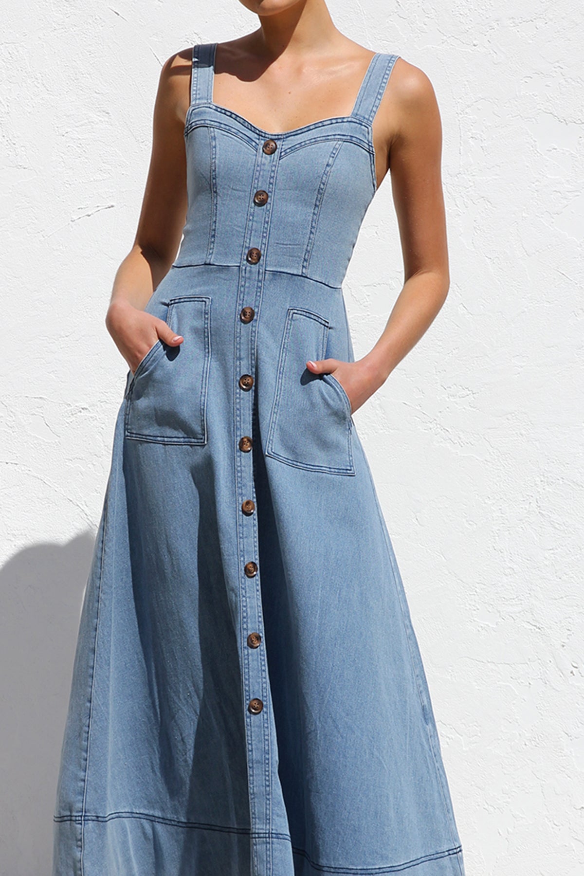 Well Tailored Dress with a Graceful Silhouette