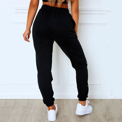 Effortlessly Elegant Pants with a Timeless Design