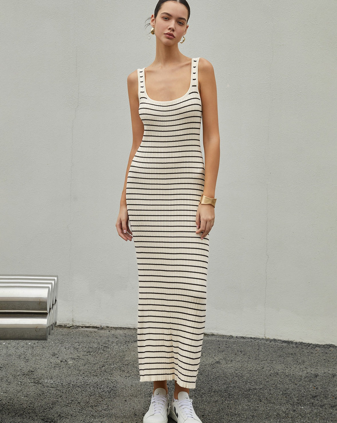 Effortlessly Elegant Dress with a Timeless Design
