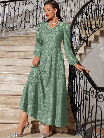Effortlessly Elegant Dress with a Timeless Design